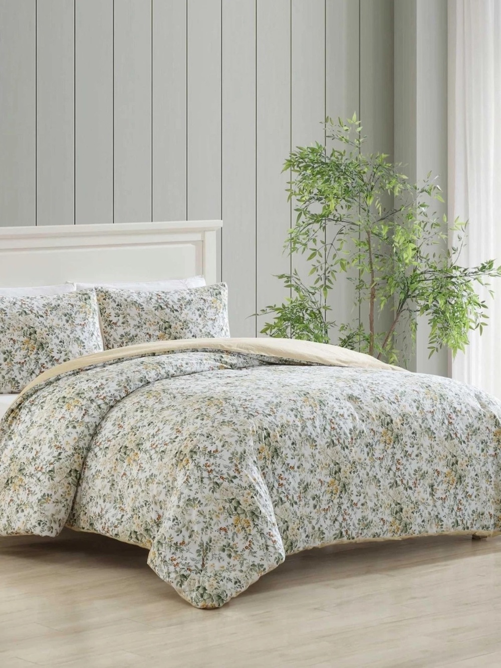 New Laura Ashley White Floral Comforter Set with Green Accents full and Queen. - Picture 2 of 5